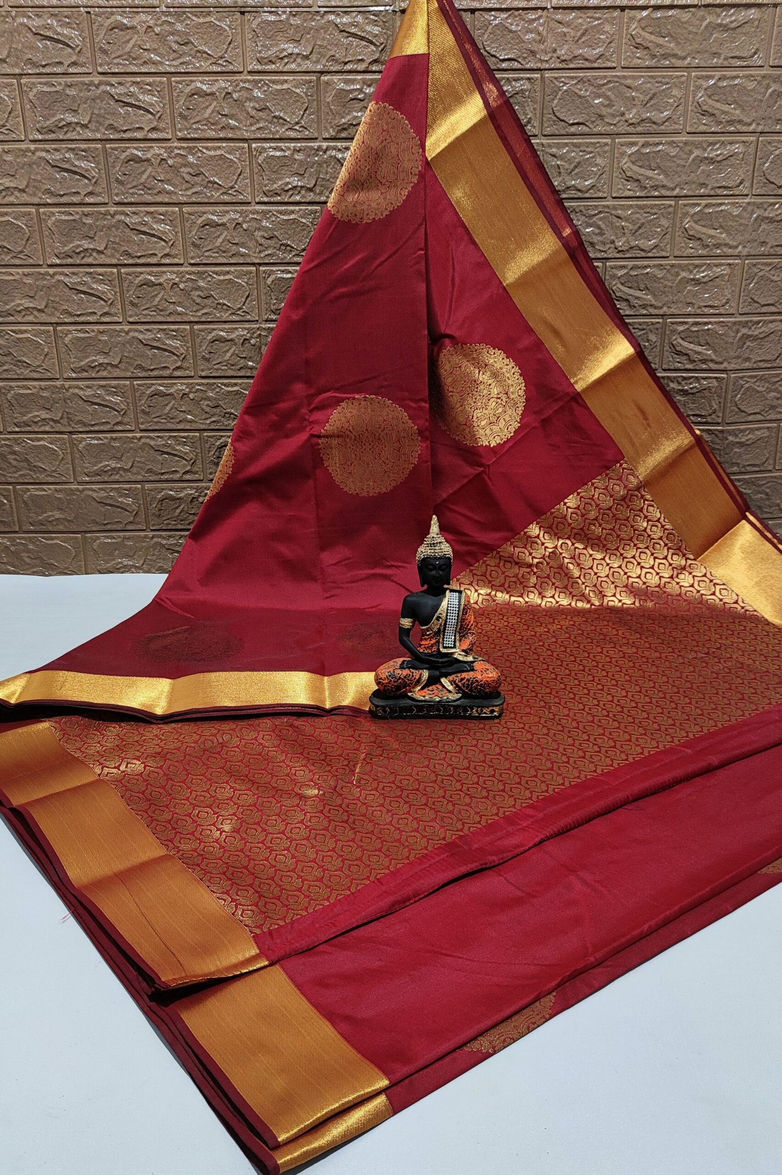 Vasthrakala Crimson Charm – Golden Grace Saree