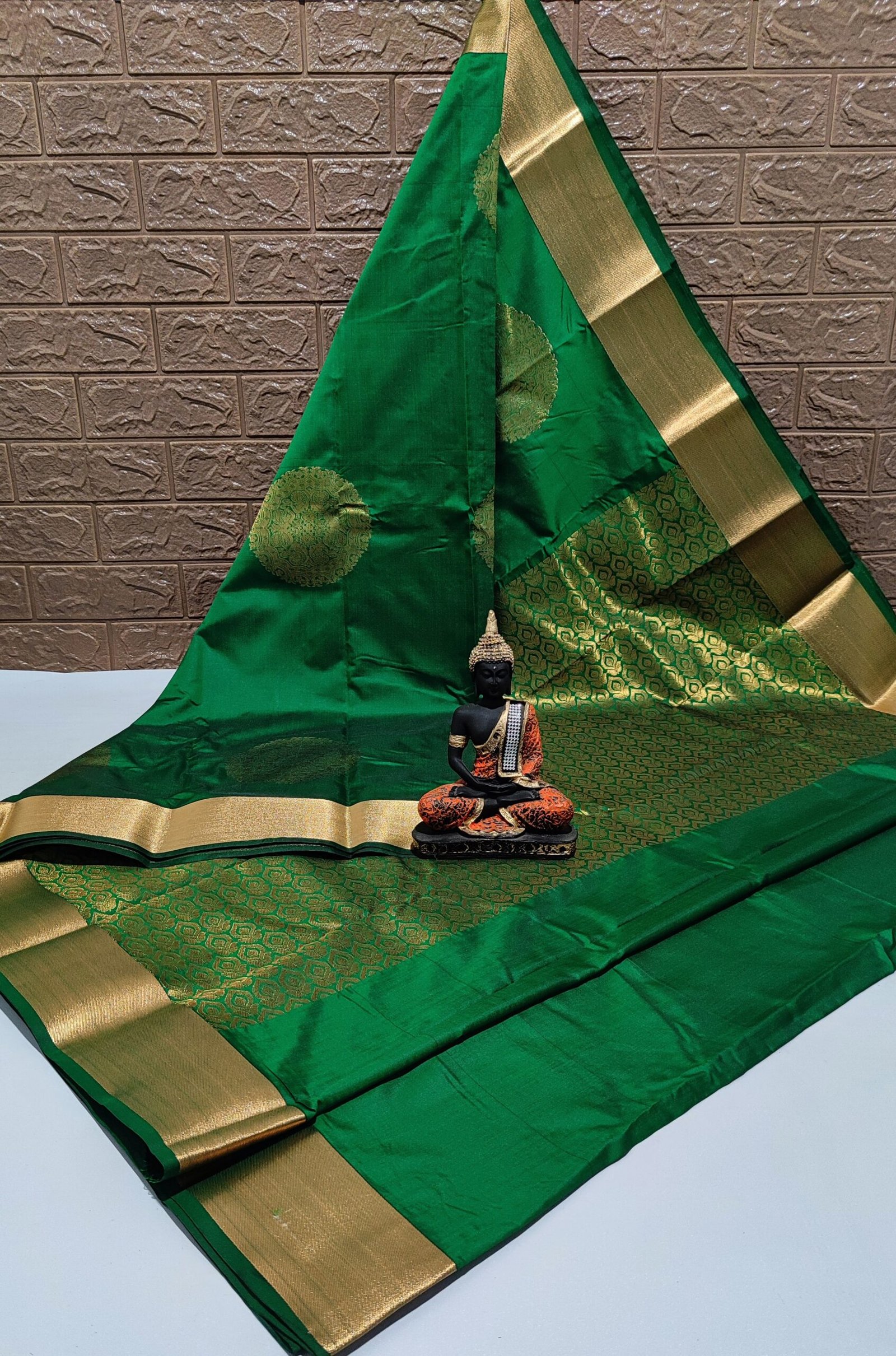 Vastrakala Emerald Radiance With Golden Zari Border Saree