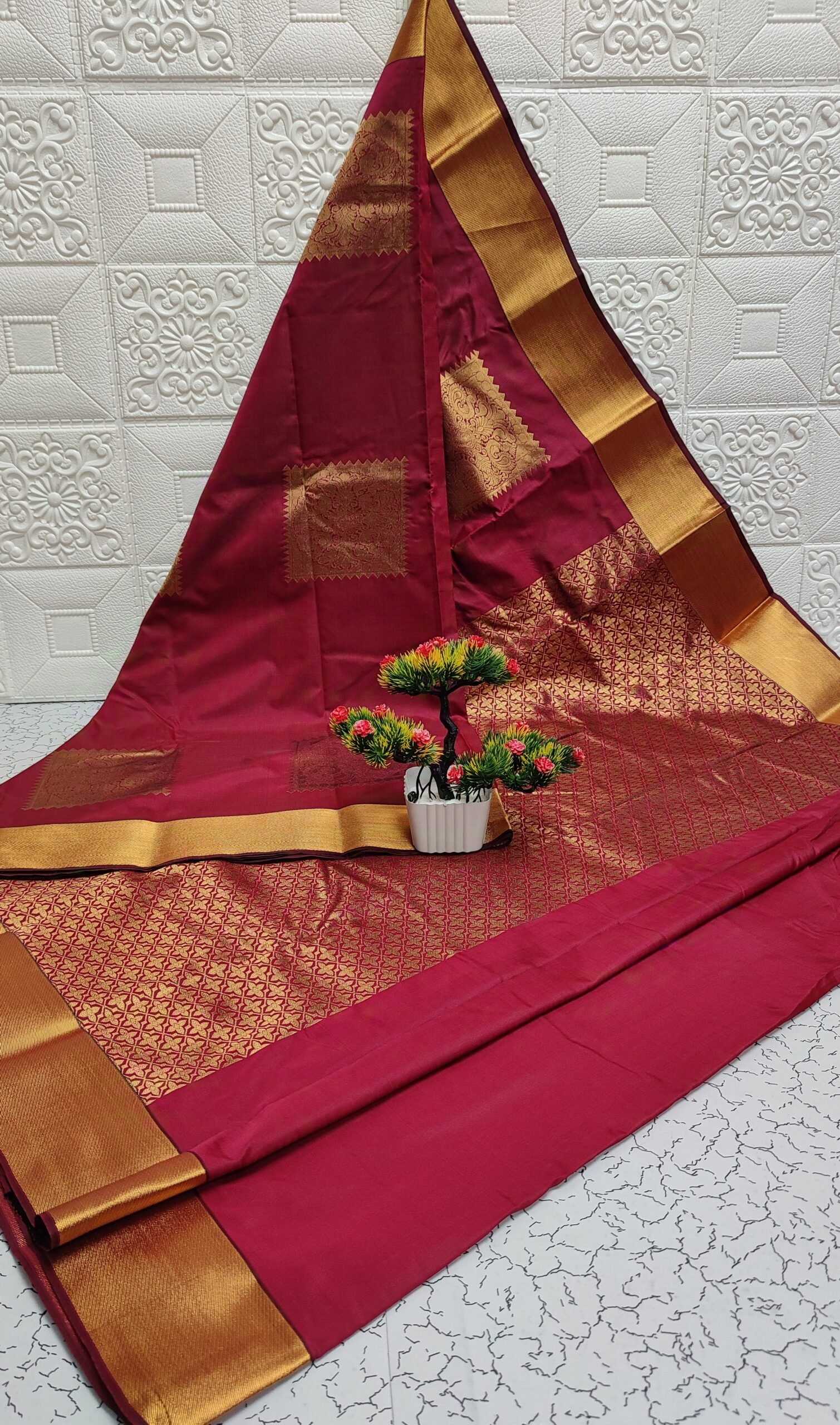 Vastrakala Rani Glow Zari Border